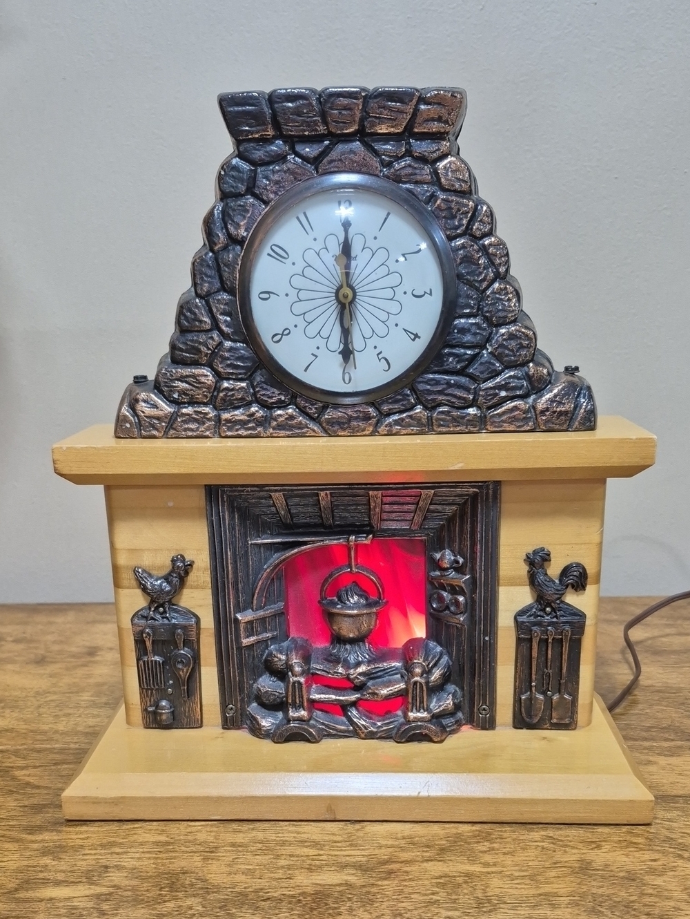 UNITED CLOCK CORP. Vintage MCM Mantel Clock With Fireplace Illumination Detail